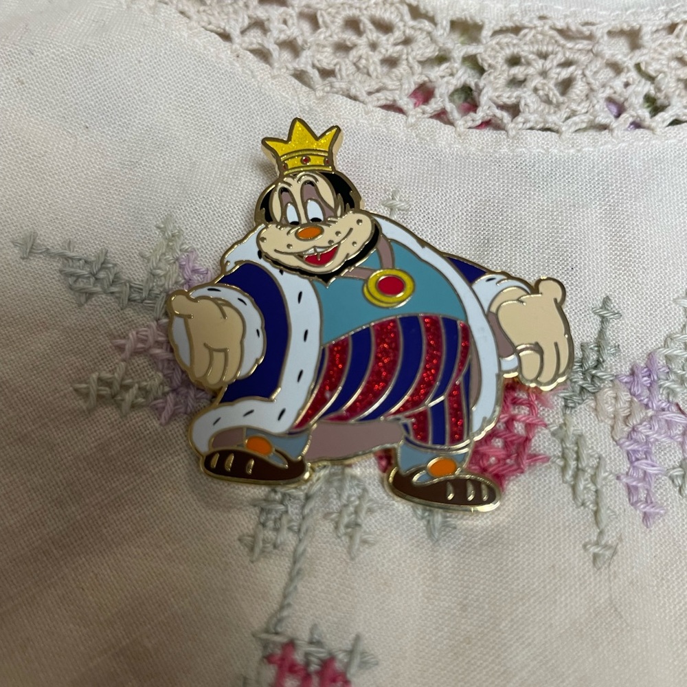 Disney Pin Trading Brave Little Tailor 2019 Mickey’s Father The King LE 1000